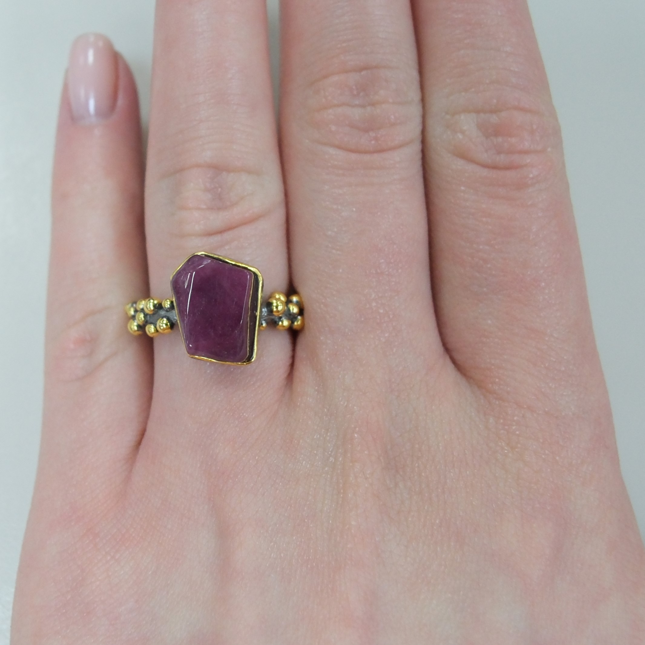 Серебряное кольцо с корундом